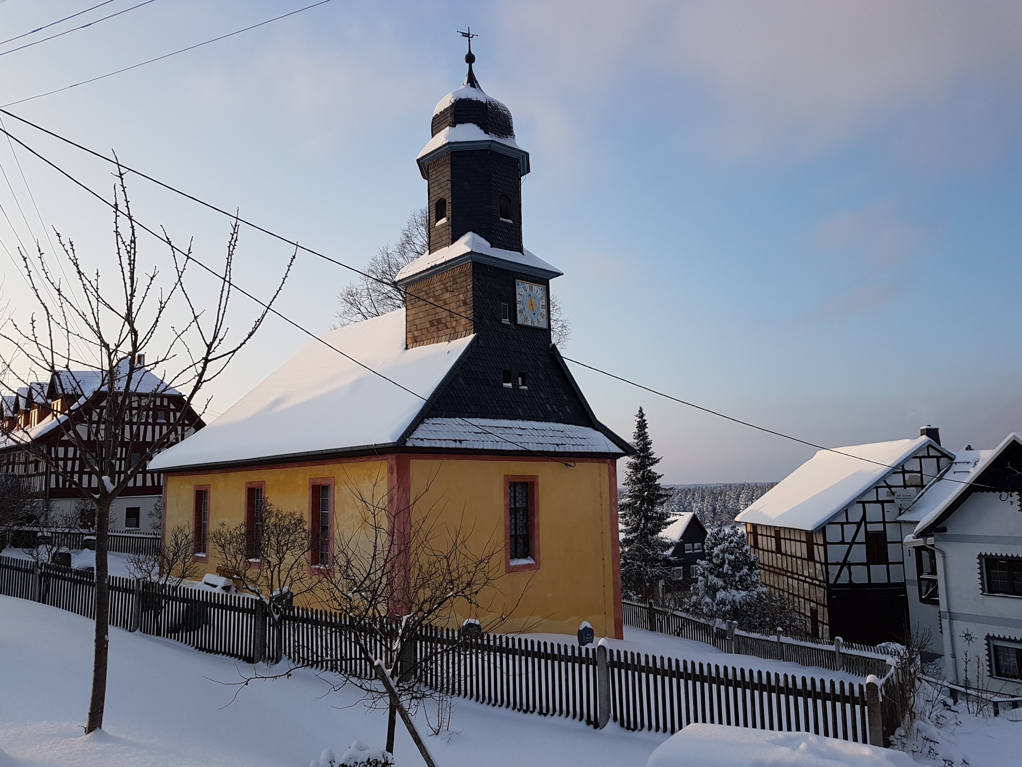 Die Strößwitzer Kirche im Winterschlaf
